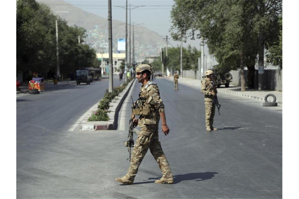 Mehr als 50 Tote bei Gewaltwelle in Afghanistan Afghanische Soldaten sichern das Gebiet in Kabul nach einem Selbstmordanschlag. Foto: Rahmat Gul/AP