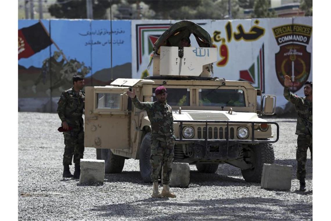 Afghanische Spezialkräfte am Stadtrand von Kabul Wache. Hier hat sich am frühen Morgen ein Selbstmordanschlag ereignet, bei dem mindestens drei Menschen getötet und 15 weitere verletzt worden sind. Foto: Rahmat Gul/AP/dpa