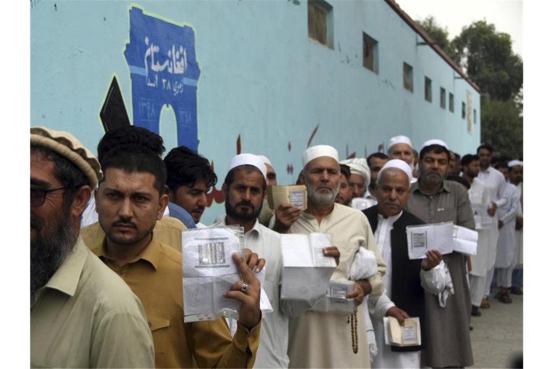 Afghanische Wähler stehen Schlange, um ihre Stimmen in einem Wahllokal abzugeben. Foto: Mohammad Anwar Danishyar/AP