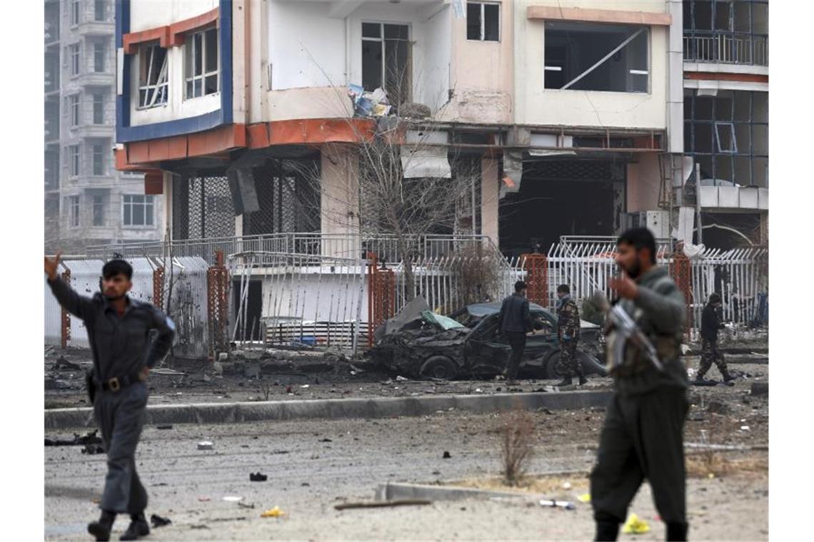 Afghanisches Sicherheitspersonal am Ort des mutmaßlichen Bombenanschlags in Kabul. Foto: Rahmat Gul/AP/dpa