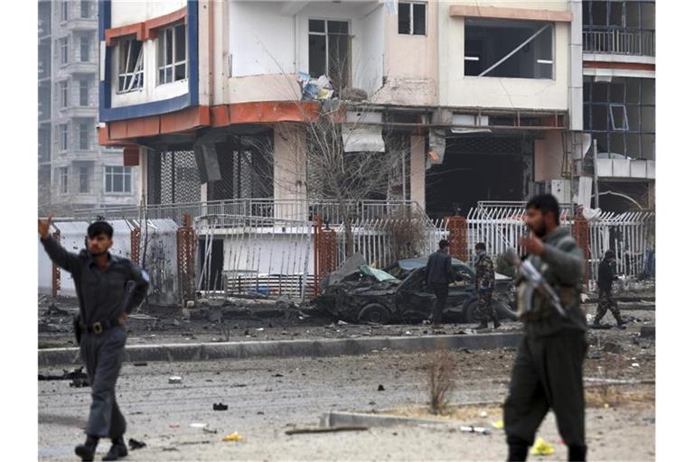 Afghanisches Sicherheitspersonal am Ort des mutmaßlichen Bombenanschlags in Kabul. Foto: Rahmat Gul/AP/dpa