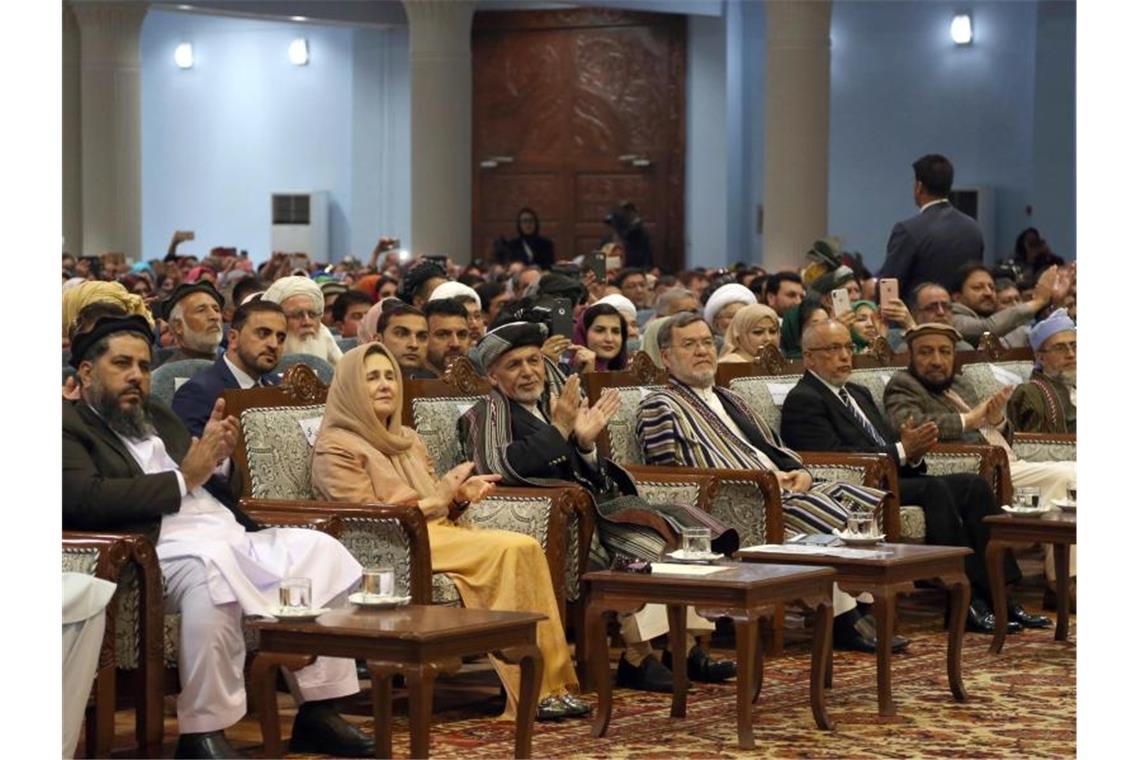 Afghanistans Präsident Aschraf Ghani (M) applaudiert im Mai 2019 in der Loja Dschirga (Große Ratsversammlung). Foto: Rahmat Gul/AP/dpa