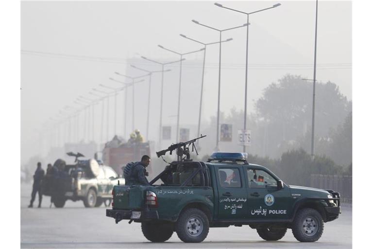 Afhganische Sicherheitskräfte mit schwerem Geschütz in Kabul. Bereits im August hatte es einen ähnlichen Angriff gegeben. Foto: Jawad Jalali/EPA/dpa