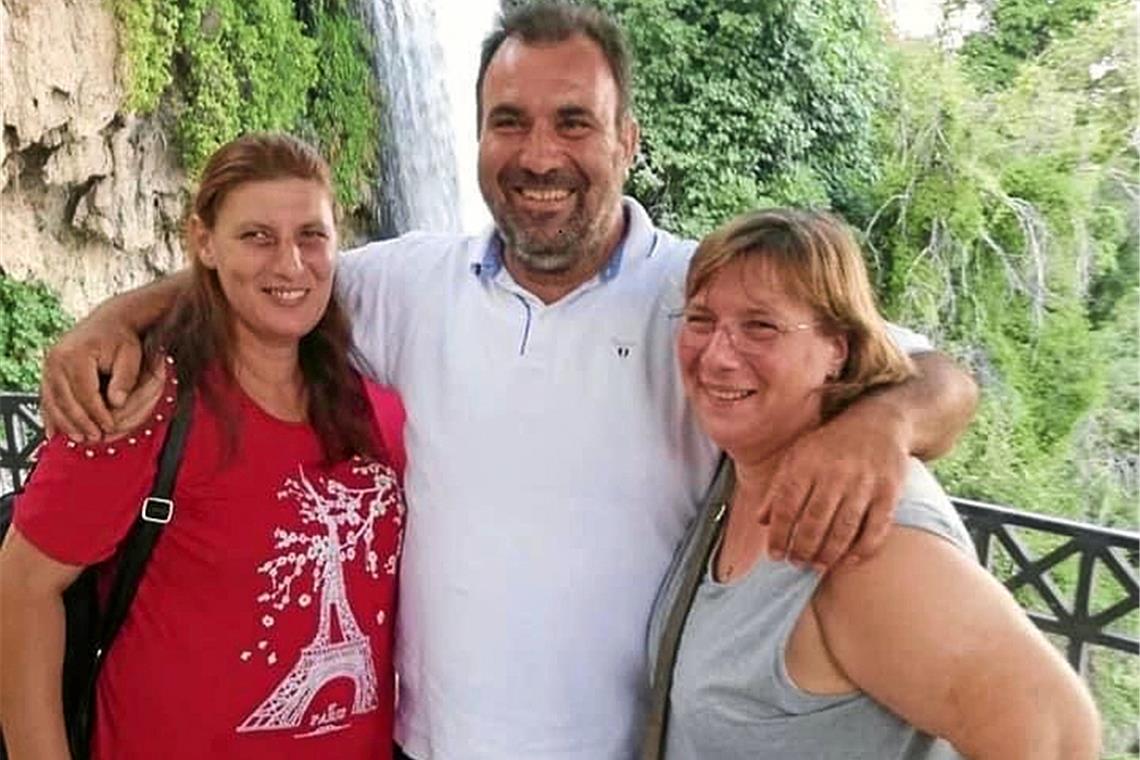 Agapi, Ilias und Heike (von links) bei einem gemeinsamen Ausflug nach Edessa in Griechenland. Hier hat die Mutter der Geschwister 1969 ihren Pass erhalten. Foto: privat