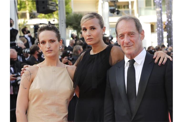 Agathe Rousselle, Julia Ducournau und Vincent Lindon kommen zur Preisverleihung. Foto: Vianney Le Caer/Invision/AP/dpa