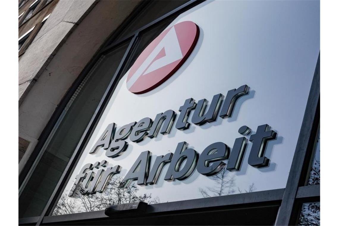 Mehr Menschen im Südwesten ohne Job "Agentur für Arbeit" hängt über dem Eingang der Bundesagentur. Foto: Jens Kalaene/dpa-Zentralbild/dpa/Symbolbild