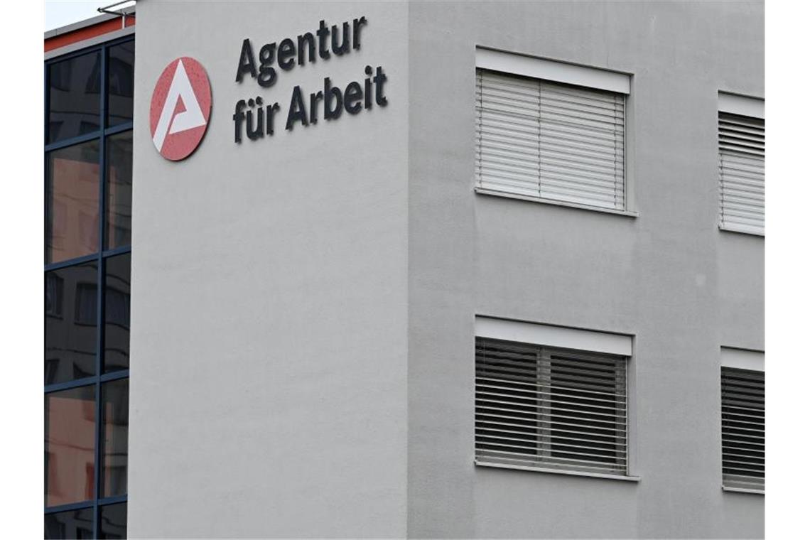 „Agentur für Arbeit“ steht an der Fassade eines Jobcenters. Foto: Martin Schutt/dpa-Zentralbild/dpa/Archivbild