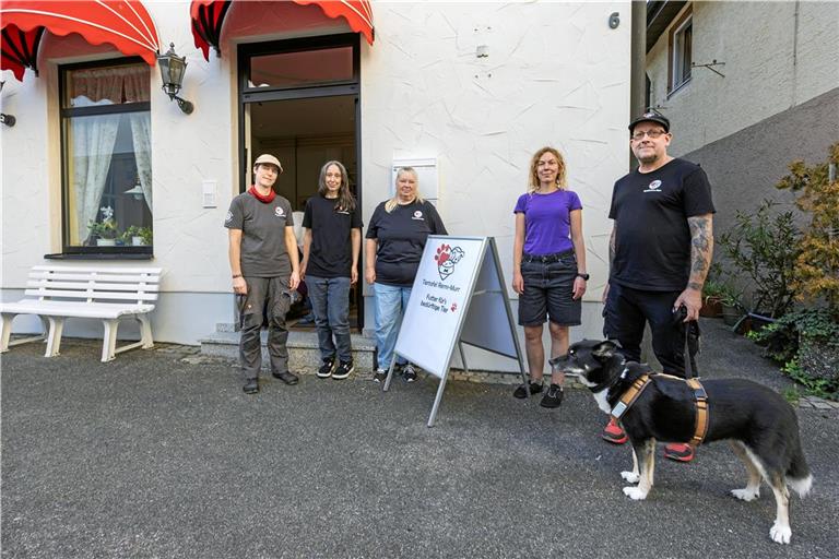 Agnieszka Rock (von links), Anette Hägele, Michaela Timm, Denise Moser und Markus Nuglisch von der Tiertafel freuen sich über die neue Ausgabestelle in Murrhardt. Fotos: Dietmar van der Linden