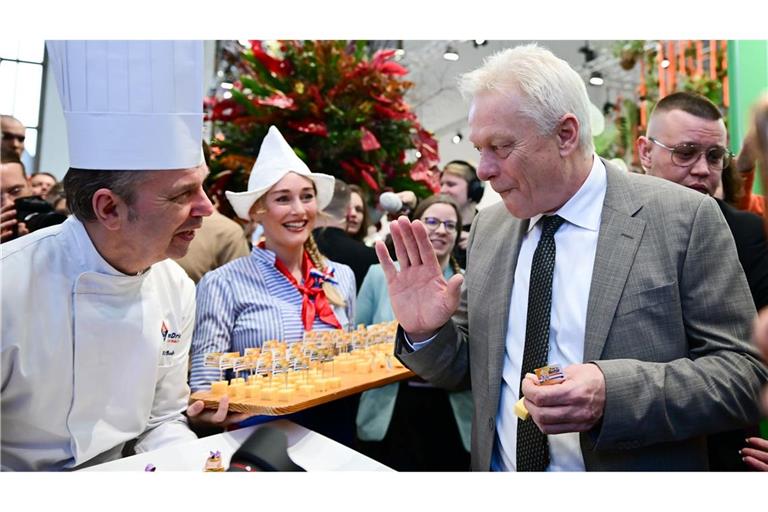 Agrarminister Alois Rainer kostete beim Eröffnungsrundgang Käse.