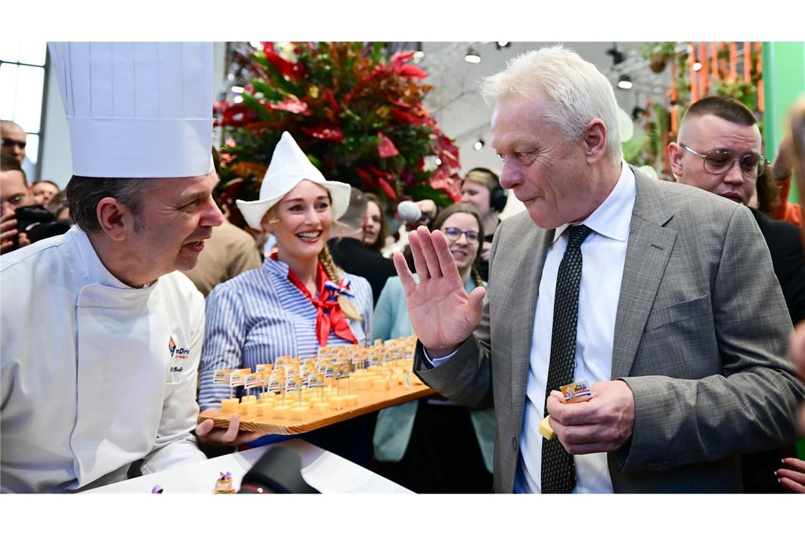 Agrarminister Alois Rainer kostete beim Eröffnungsrundgang Käse.