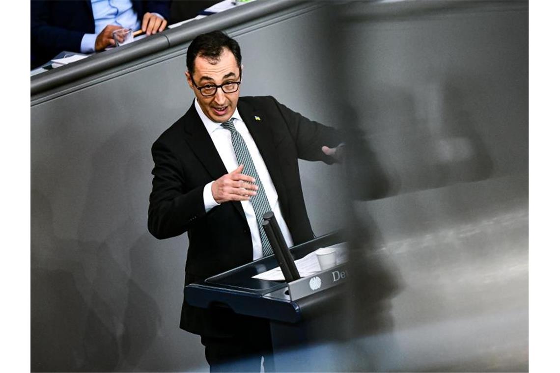 Özdemir will Krisenhilfen für deutsche Bauern aufstocken Agrarminister Cem Özdemir (Grüne) im Bundestag. Foto: Fabian Sommer/dpa
