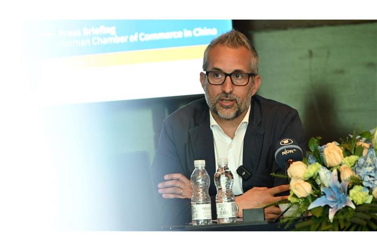 AHK-Vorstandsmitglied Oliver Oehms spricht von schlechten Aussichten auf die Wirtschaftslage in China.