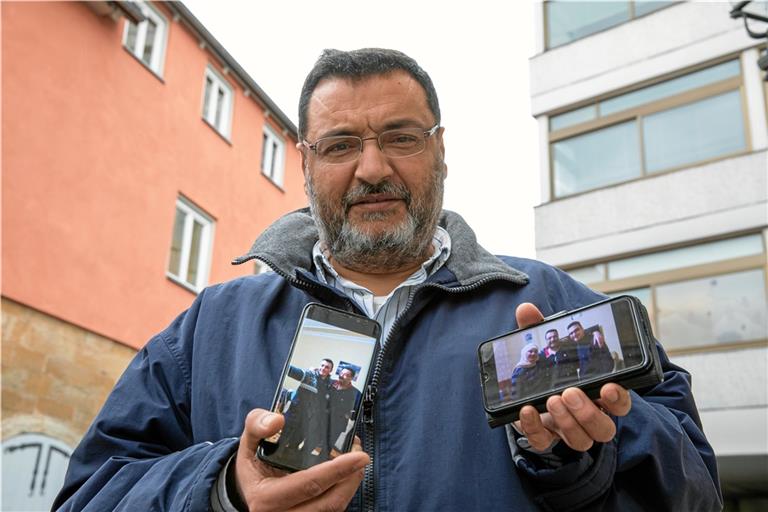 Ahmad Alafandi kann seine drei Kinder Tarek (links), Lugain und Mustafa (rechts) sowie auch seine Frau Bushra nur auf dem Handy sehen. Foto: A. Becher