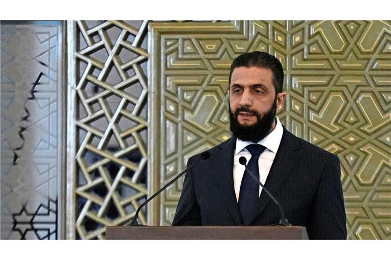 Ahmed al-Scharaa, Präsident von Syrien, spricht während der Zeremonie zur Bekanntgabe der neuen syrischen Regierung im Palast des Volkes.
