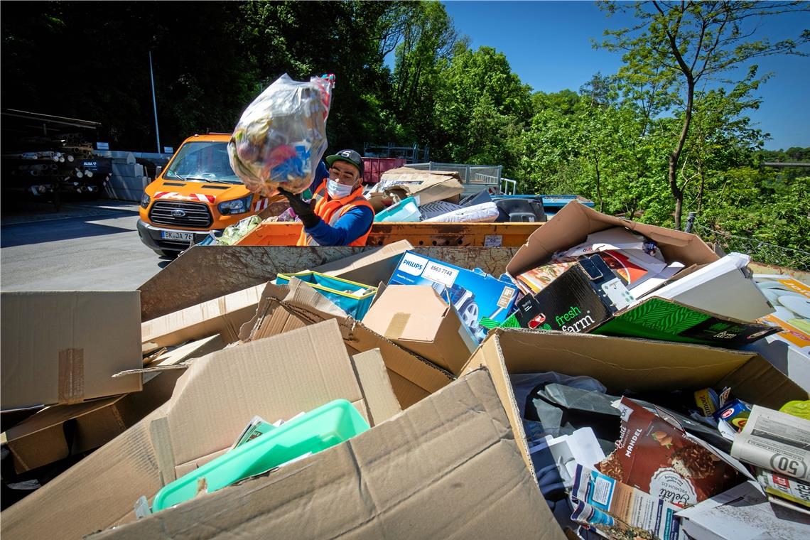 Ahmed Belarbi hält die Standorte für Altglas- und Altpapiercontainer sauber. Vor allem Kartonagen, aber auch Haus- und Sperrmüll sammelt er auf. Im Schnitt füllt er einen Container pro Tag mit wildem Müll. Foto: A. Becher