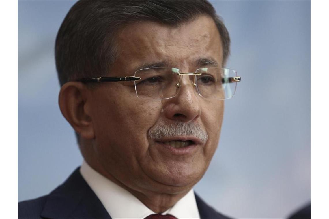 Türkischer Ex-Premier Davutoglu tritt aus Erdogans AKP aus Ahmet Davutoglu, früherer Premierminister der Türkei, erklärt während einer Pressekonferenz seinen Austritt aus der Regierungspartei AKP von Präsident Erdogan. Foto: AP