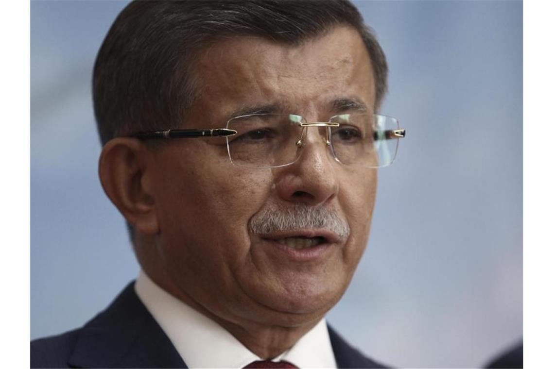 Ahmet Davutoglu, früherer Premierminister der Türkei, erklärt während einer Pressekonferenz seinen Austritt aus der Regierungspartei AKP von Präsident Erdogan. Foto: AP