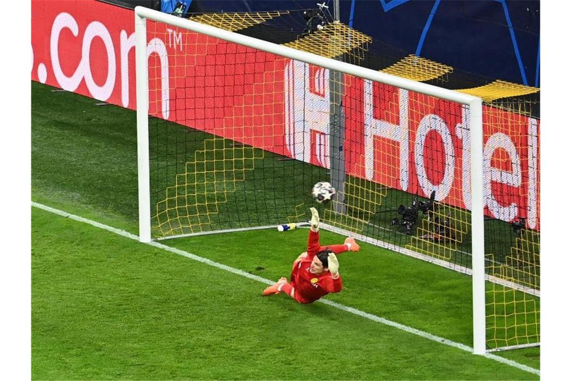 Trotz großem Kampf gegen Man City: Aus für den BVB Ahnt die Ecke, kann das Tor aber nicht verhindern: Dortmunds Torwart Marwin Hitz. Foto: Federico Gambarini/dpa-Pool/dpa