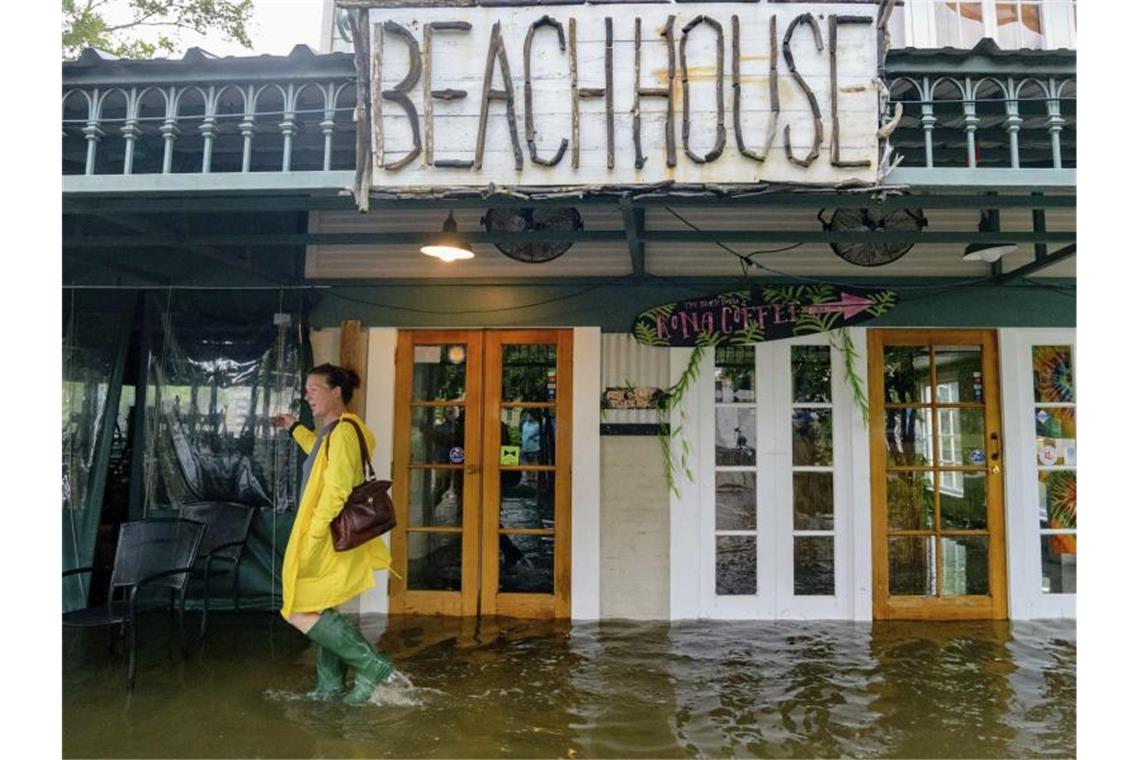 Aimee Cutter, Besitzerin des „Beach House“, vor ihrem Restaurant im Wasser. Den Bundesstaat Louisiana erwarten große Regenmengen und Sturmfluten. Foto: Matthew Hinton/FR 170690AP