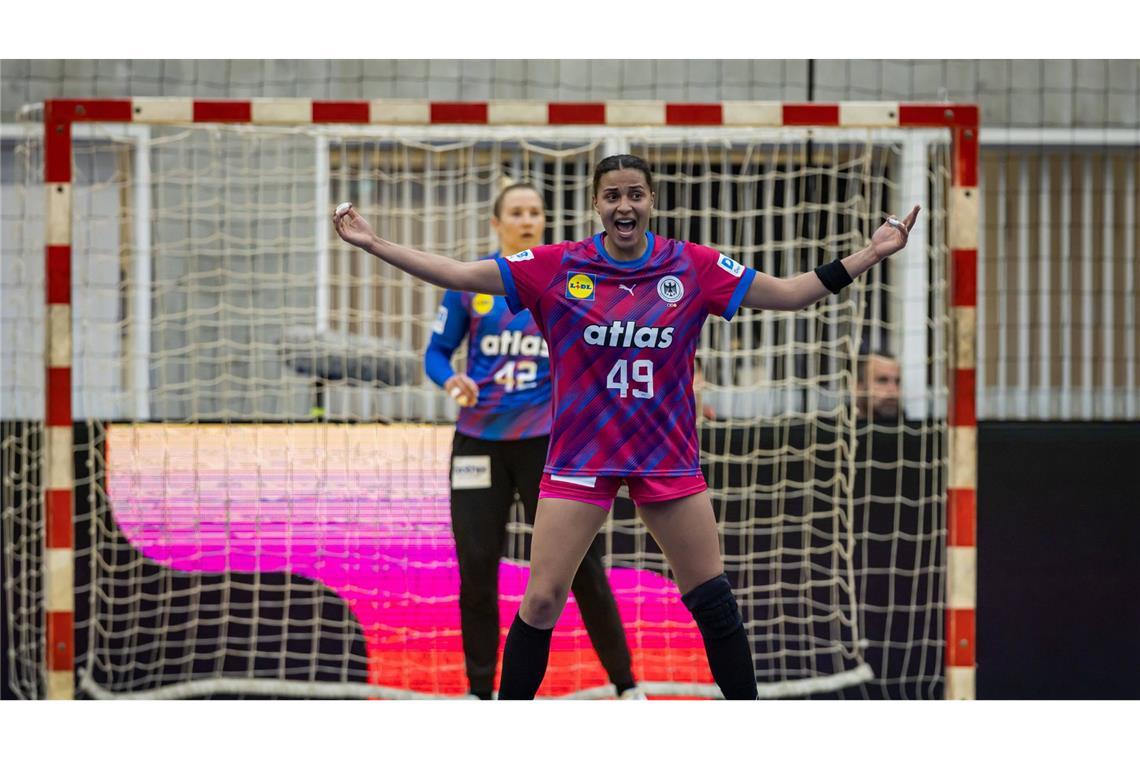 Aimée von Pereira wurde 2017 als MVP der U-17-EM ausgezeichnet und zählt seit Jahren zu den größten Rückraumtalenten. Seit 2025 läuft die Abwehrspezialistin erneut für den dänischen Erstligisten København Håndbold auf. Länderspiele: 6, Alter: 25 Jahre