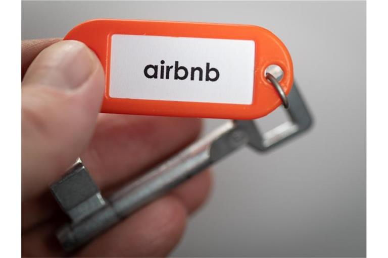 „airbnb“ auf einem Schlüsselanhänger. Foto: Friso Gentsch/dpa/Symbol