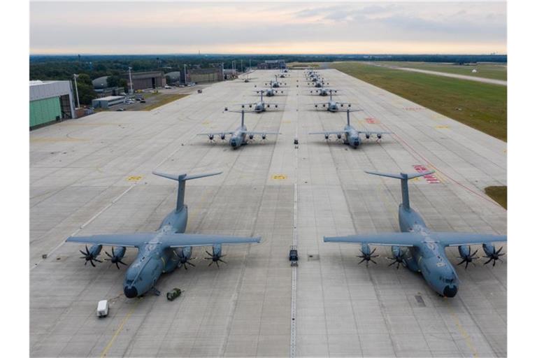 Airbus A400M Atlas Transportflugzeuge stehen auf dem Vorfeld des Fliegerhorstes in Wunstorf. Die Luftwaffe fliegt Soldaten von hier aus nach Portugal. Foto: Christophe Gateau/dpa