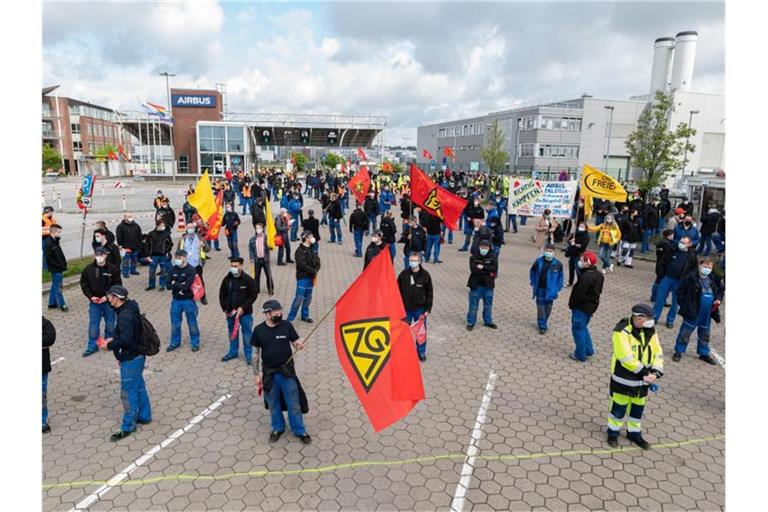 Airbus bleibt hart: Trotz heftiger Proteste aus der eigenen Belegschaft hält der Flugzeugbauer an seinen Plänen zum Konzernumbau fest. Foto: Daniel Reinhardt/dpa