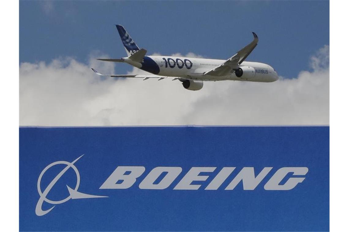 Airbus über Boening-Schriftzug: Ein A350-1000 bei der Eröffnung der 53. Internationalen Pariser Luftfahrtausstellung auf dem Flughafen Le Bourget. Foto: Michel Euler/AP
