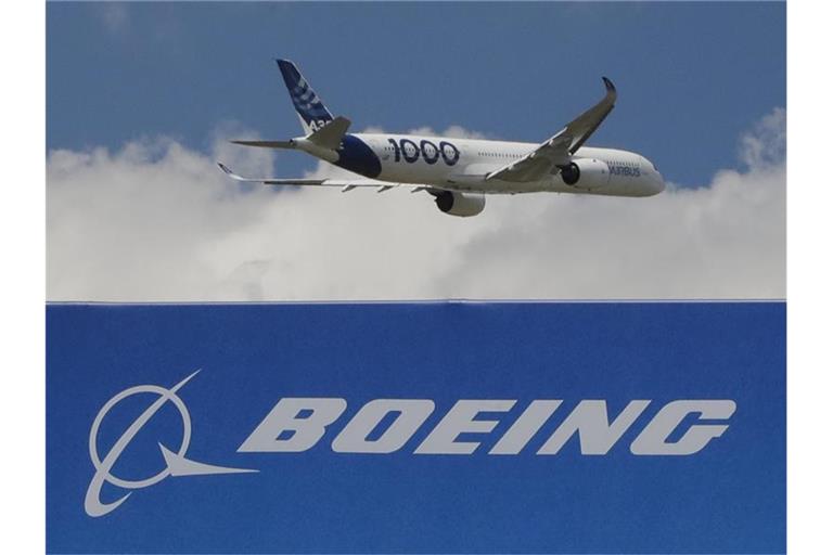 Airbus über Boening-Schriftzug: Ein A350-1000 bei der Eröffnung der 53. Internationalen Pariser Luftfahrtausstellung auf dem Flughafen Le Bourget. Foto: Michel Euler/AP