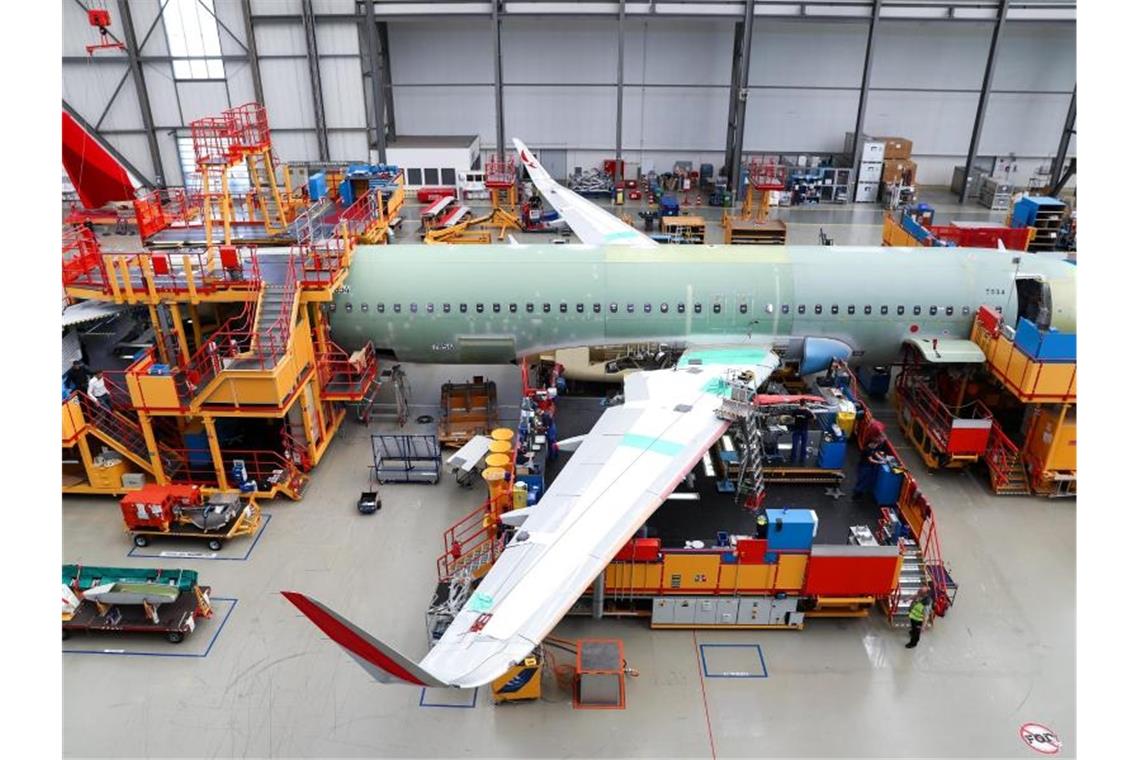 Korruptionsvorwürfe: Airbus zahlt 3,6 Milliarden Euro Strafe Airbus-Werk in Hamburg-Finkenwerder: Der Flugzeugbauer mus wegen Korruptionsvorwürfen 3,6 Milliarden Euro Strafe zahlen. Foto: Christian Charisius/dpa