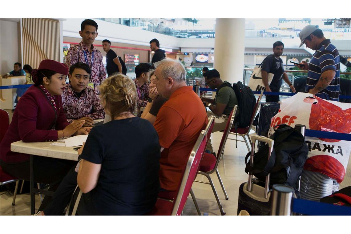 Airlines können derzeit nichts ausrichten: Es ist unklar, wann die Flughäfen in der Golfregion wieder den Betrieb aufnehmen und wann gestrandete Reisende - wie hier auf Bali - nach Hause können.