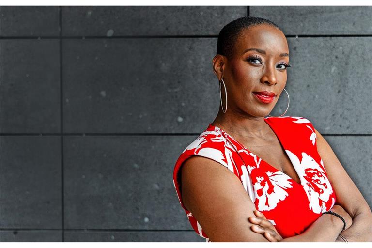 Aisata Blackman im Foyer des Stuttgarter Pressehauses beim Redaktionsbesuch.
