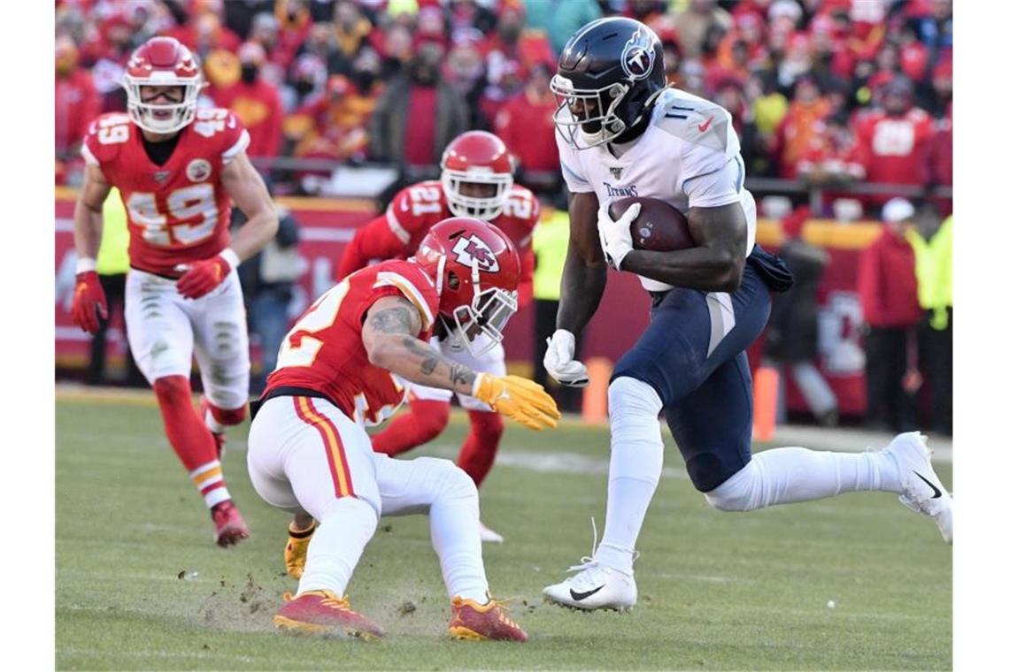 NFL: Kansas und San Francisco spielen um Super Bowl A.J. Brown (r) von den Tennessee Titans setzt sich in diesem Spielzug gegen einen Spieler der Kansas City Chiefs durch. Foto: Ed Zurga/AP/dpa