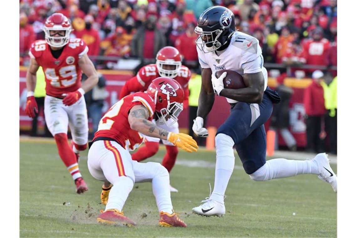 A.J. Brown (r) von den Tennessee Titans setzt sich in diesem Spielzug gegen einen Spieler der Kansas City Chiefs durch. Foto: Ed Zurga/AP/dpa