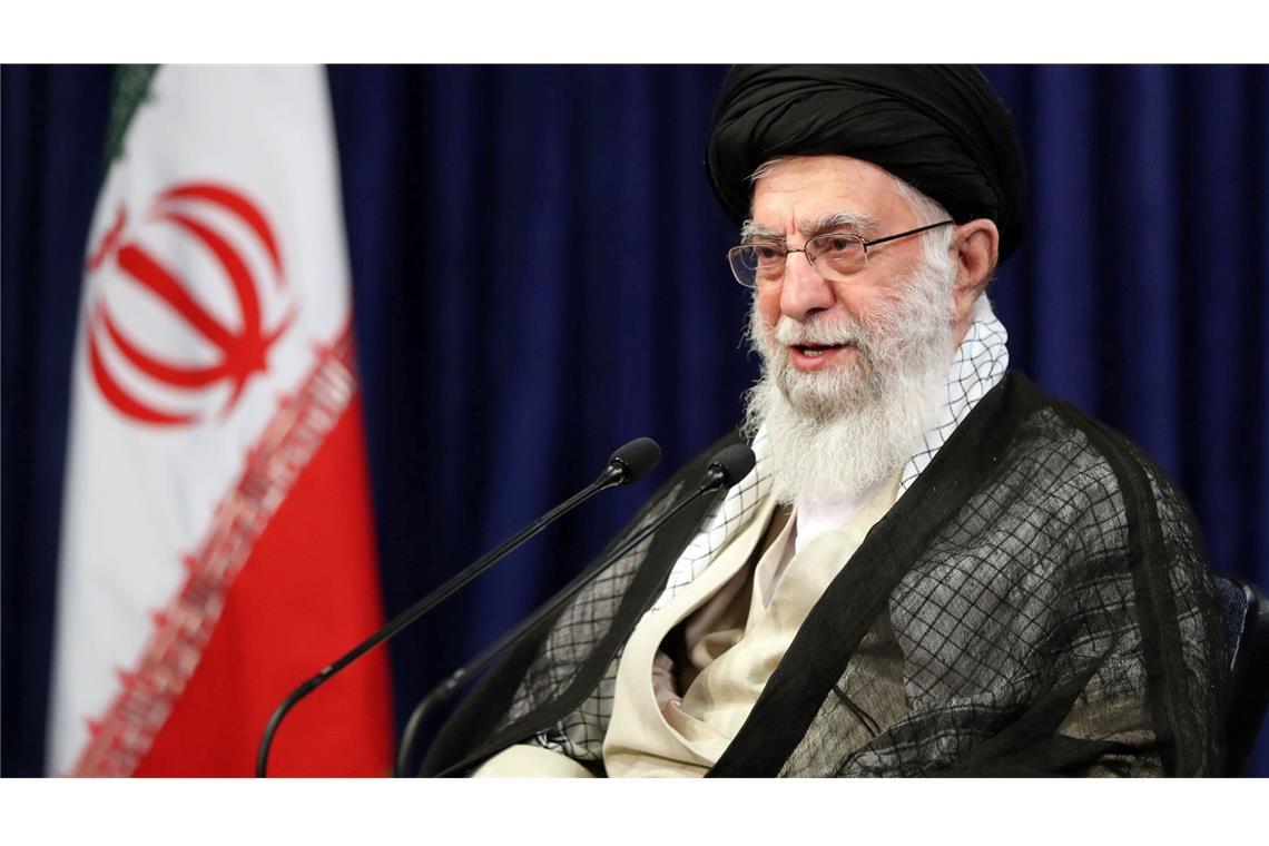 Ajatollah Ali Chamenei, Oberster Führer und geistliches Oberhaupt des Iran. Das iranische Außenministerium weist Spekulationen über eine Zusammenarbeit mit Nordkorea im nuklearen Bereich zurück.