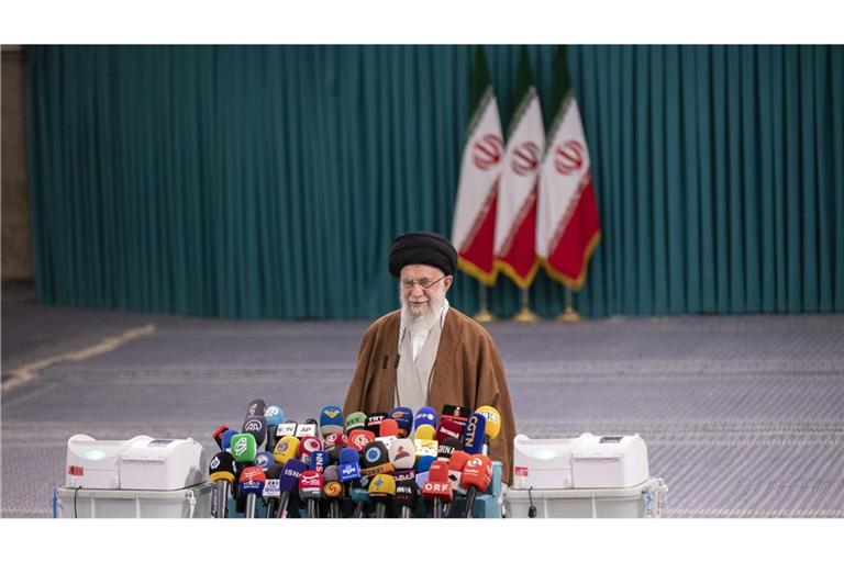 Ajatollah Ali Chamenei sprach am Sonntag in einer im Staatsfernsehen übertragenen Rede zu den Iranern. (Archivbild)