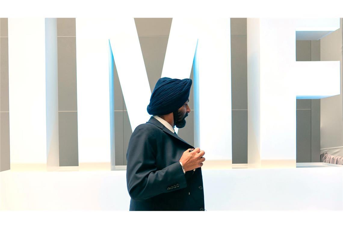 Ajay Banga, Präsident der Weltbank, verlässt den Saal, nachdem er auf einer Konferenz während der Jahrestagung von Weltbank und IWF im Hauptsitz des Internationalen Währungsfonds (IWF) in Washington gesprochen hat.