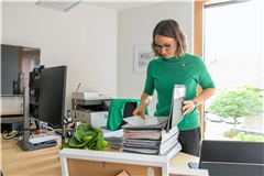 Akten einsehen und ordnen ist eine der Aufgaben, denen sich Patrizia Rall in den kommenden Wochen widmet. Foto: Alexander Becher