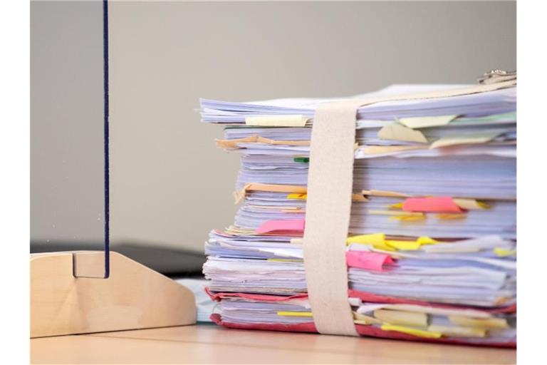 Akten liegen im Verhandlungssaal auf einem Tisch. Foto: Sven Hoppe/dpa/Symbolbild