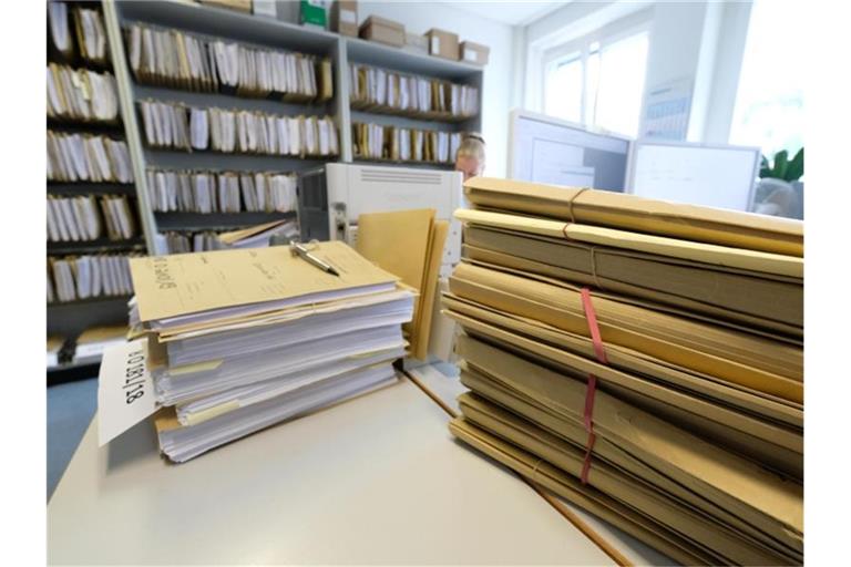 Akten von Dieselklagen liegen auf einem Tisch im Landgericht Stuttgart. Foto: Bernd Weissbrod