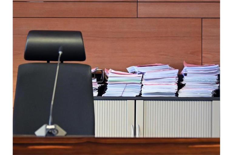 Akten vor dem Prozessbeginn im Gerichtssaal im Landgericht Freiburg. Foto: Patrick Seeger/Archivbild