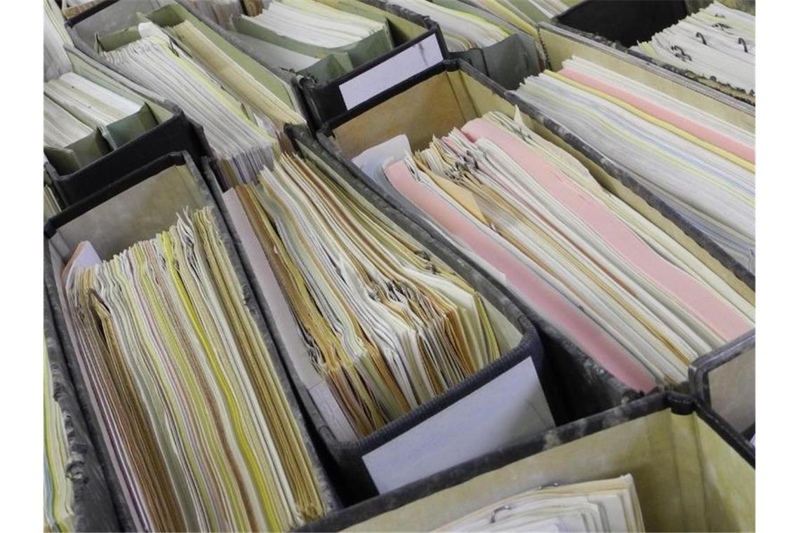 Bundesregierung: Deutsche verbrauchen das meiste Papier Aktenordner in einem Büro. Foto: Johannes Schmitt-Tegge/dpa