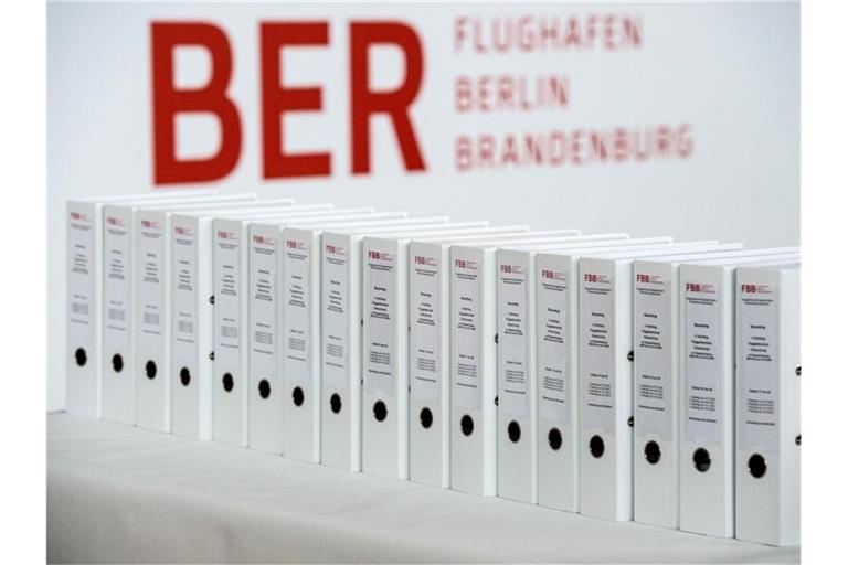 Aktenordner stehen auf einem Pressetermin im Terminalgebäude des Hauptstadflughafens Berlin Brandenburg Willy Brandt (BER). Der BER-Untersuchungsausschuss im Berliner Abgeordnetenhaus hat seine Arbeit abgeschlossen. Foto: Patrick Pleul/dpa-Zentralbild/dpa