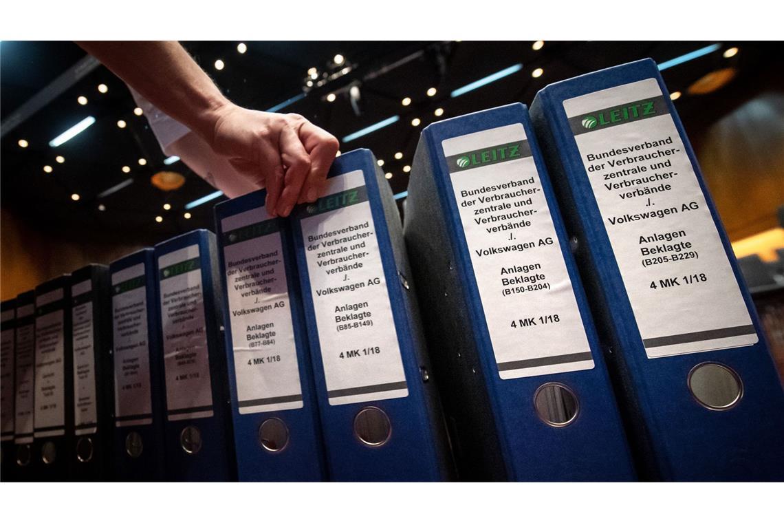Aktenordner stehen vor Beginn der mündlichen Verhandlung zur Musterfeststellungsklage des Bundesverbands der Verbraucherzentralen und Verbraucherverbände gegen VW in der Stadthalle (Archivbild).