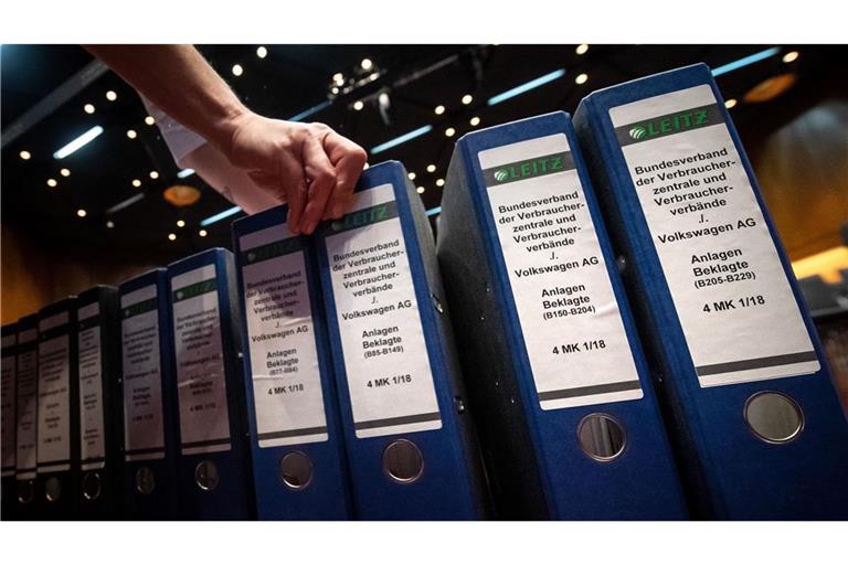 Aktenordner stehen vor Beginn der mündlichen Verhandlung zur Musterfeststellungsklage des Bundesverbands der Verbraucherzentralen und Verbraucherverbände gegen VW in der Stadthalle (Archivbild).
