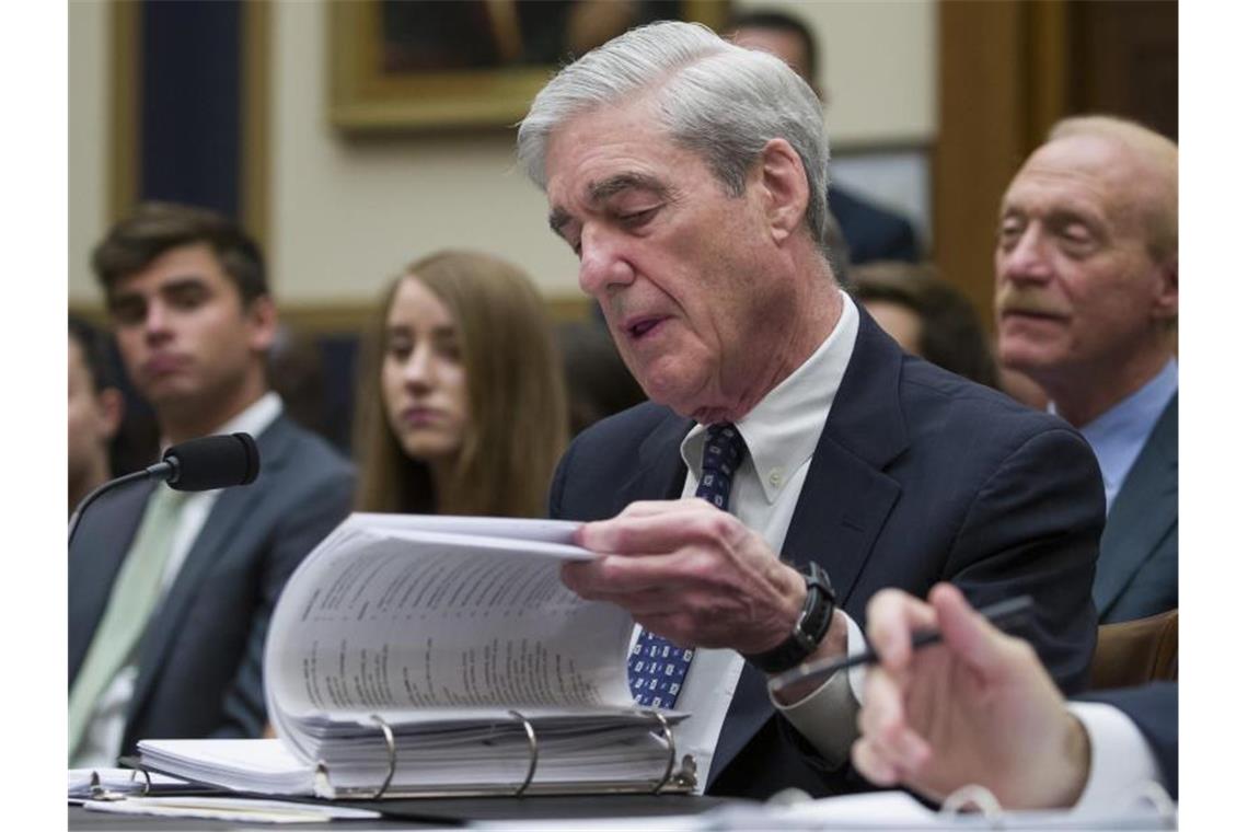 Aufgeladener Auftritt im US-Kongress: Mueller belastet Trump Aktenstudium: Robert Mueller blättert während seiner Aussage vor dem Justizausschuss des Repräsentantenhauses in seinen Unterlagen. Foto: Alex Brandon/AP/