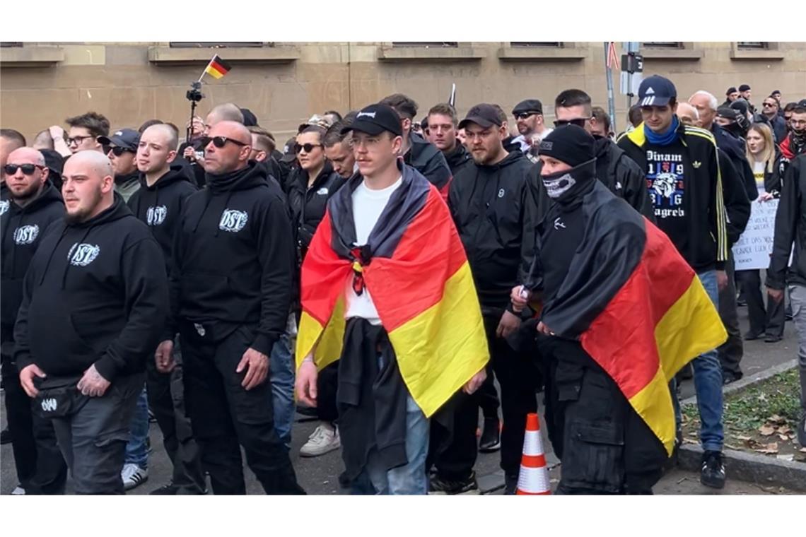 Historiker mahnt: „Dürfen Radikalen Schwarz-Rot-Gold nicht überlassen“ Akteure von rechtsextremen Gruppen wie „Der Störtrupp“ posieren mit der schwarz-rot-goldenen Deutschlandfahne.