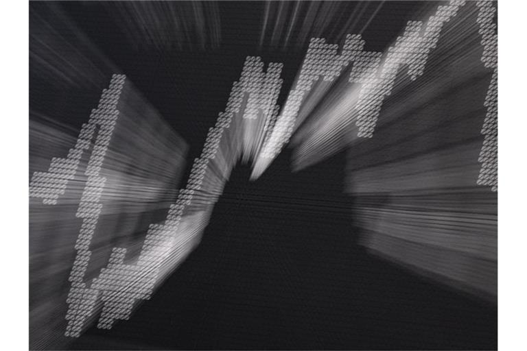Aktienbörsen können durch Inflation und steigende Zinsen belastet werden (DAX-Symbolbild). Foto: Arne Dedert/dpa