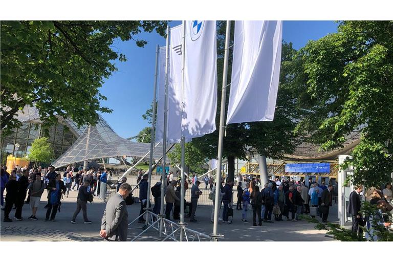 Aktionäre auf dem Weg zur BMW-Hauptversammlung, die zum ersten Mal seit fünf Jahren wieder in Präsenz stattfindet.