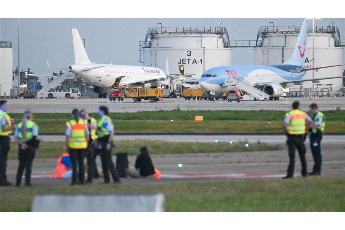 Aktionen radikaler Klimaaktivisten an Flughäfen gab es unter anderem in Berlin, Nürnberg, Köln/Bonn und Stuttgart. (Archivfoto)